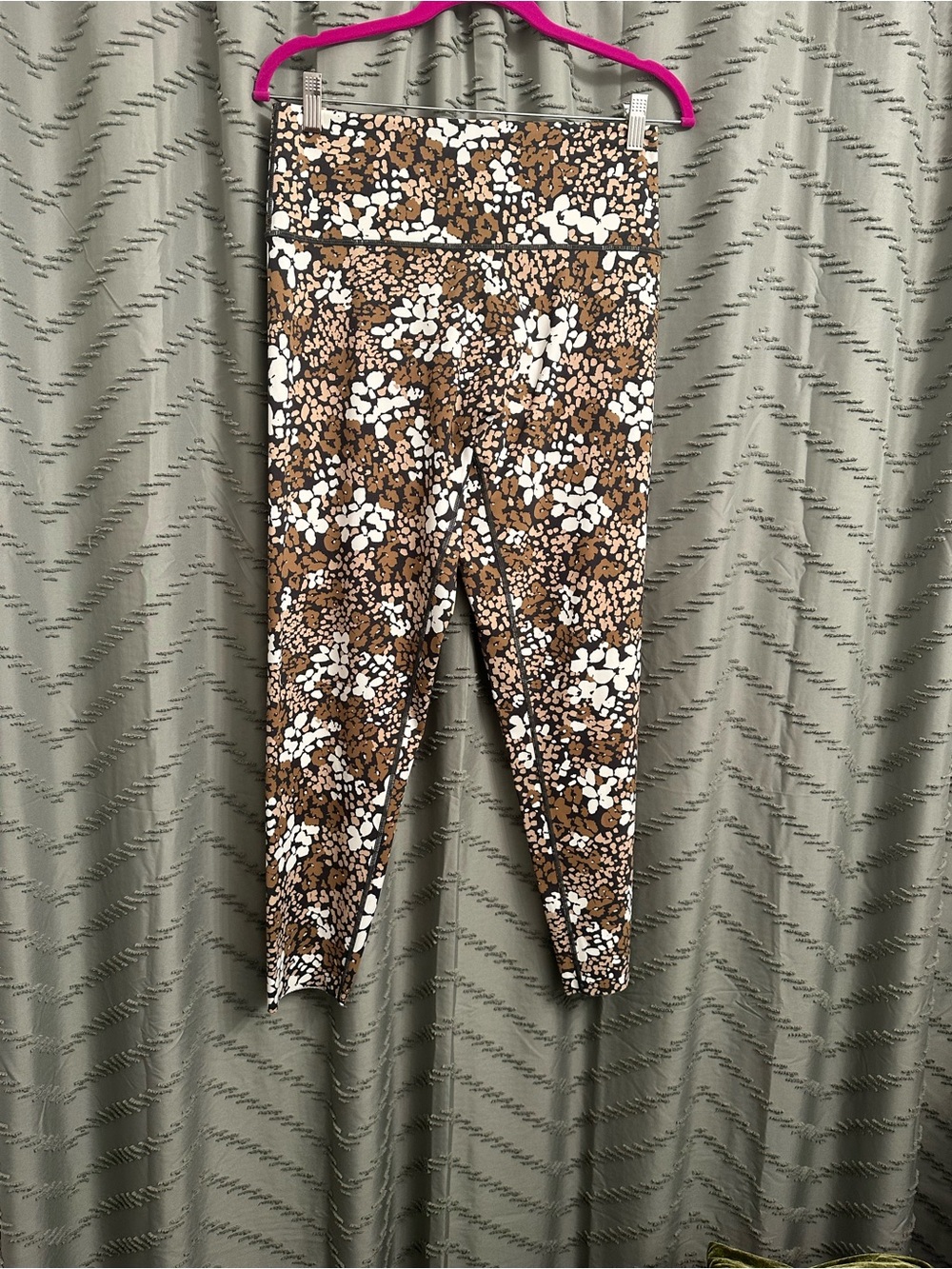 Aerie leggings size XL
7/8 leggings
High rise
Fun floral print